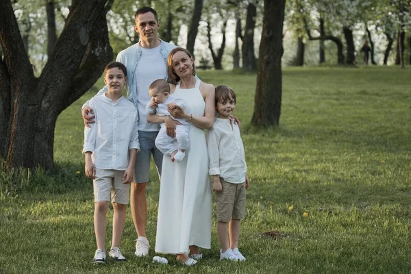 屋外で3人の子供と幸せな調和のとれた家族。公園内の家族の肖像画. — ストック写真