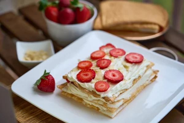 Hausgemachter Baiser-Keto-Kuchen mit Erdbeeren. — Stockfoto