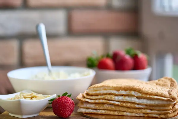 Hausgemachter Baiser-Keto-Kuchen mit Erdbeeren. — Stockfoto