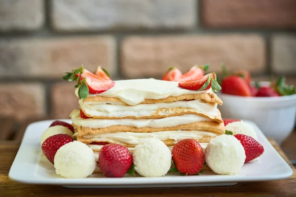 Hausgemachter Baiser-Keto-Kuchen mit Erdbeeren. — Stockfoto