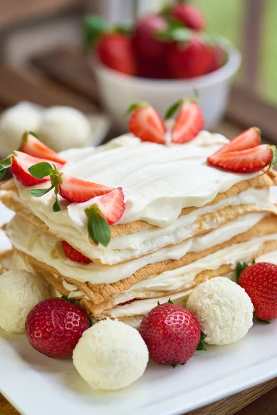 Hausgemachter Baiser-Keto-Kuchen mit Erdbeeren. — Stockfoto