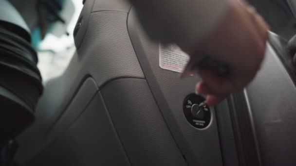 Bolsa de aire del pasajero fuera de bloqueo. Bebé en coche. — Vídeos de Stock