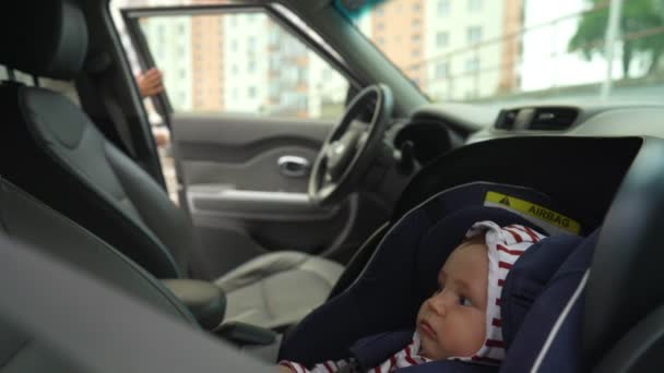 Mãe dirigindo carro com seu bebê no assento do carro. — Vídeo de Stock