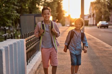 Okullu çocuklar okula koşuyor. Okul çocukları okuldan sonra eğleniyor..