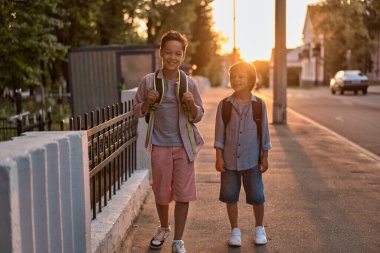 Okullu çocuklar okula koşuyor. Okul çocukları okuldan sonra eğleniyor..