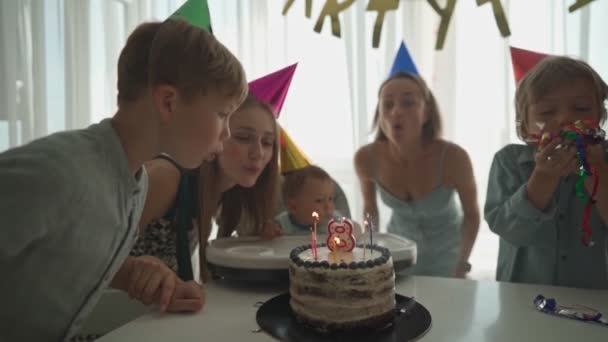 Arkadaşlarıyla mutlu genç bir aile, 8 aylık bir çocuğun doğum gününü kutluyor. Yaşamın ilk yılı. Ev partisi — Stok video
