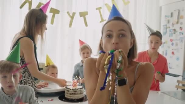 Feliz familia joven con amigos celebra el cumpleaños de un niño de 8 meses. El primer año de vida. Fiesta en casa — Vídeo de stock