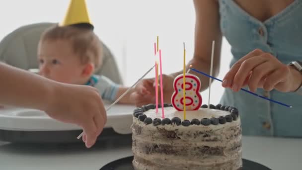 Arkadaşlarıyla mutlu genç bir aile, 8 aylık bir çocuğun doğum gününü kutluyor. Yaşamın ilk yılı. Ev partisi — Stok video