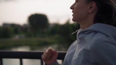 Açık havada koşan bayan sporculara yakın çekim. Kadın sabah koşuyor.. 