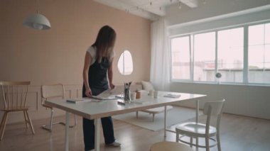 Gouache resim ustası sınıfına hoş geldiniz. Kadın çizim için bir yer hazırlıyor. Yaratıcılık ve insanlar kavramı