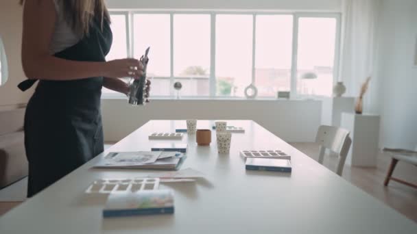 Welkom bij de gouache tekenmasterclass. De vrouw bereidt een plek voor om te tekenen. Creativiteit en mensbeeld — Stockvideo