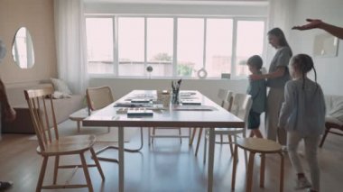 Sanat okulundaki guaj çizim ustası sınıfına hoş geldiniz. Yaratıcılık ve insan konsepti - masada oturan bir grup kadın, boya fırçaları ve paletler stüdyoda hala hayat çiziyor