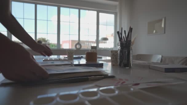 Bem-vindos à aula de desenho de guache. A mulher está a preparar um lugar para desenhar. Criatividade e conceito de pessoas — Vídeo de Stock