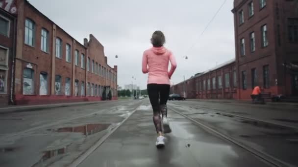 Una donna che corre in mezzo alla strada. Immagine di sfondo.. Concetto astratto di successo individuale e fama. — Video Stock