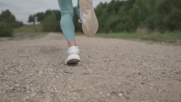 4K close-up been lopen vrouwen dragen sneaker beginnen te lopen op de weg. Rennende vrouwen joggen op het strand. vrouw oefening lopen workout buiten in de ochtend. — Stockvideo