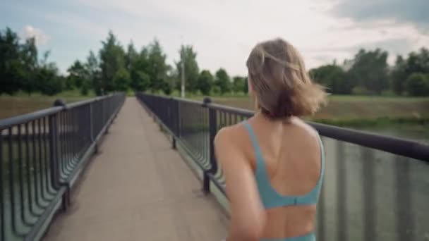 Una mujer corriendo en medio del puente. Antecedentes. Concepto abstracto de éxito y fama individual. — Vídeos de Stock