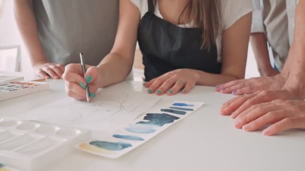 Dibujo a mano femenino en álbum con acuarelas y pincel. — Vídeo de stock