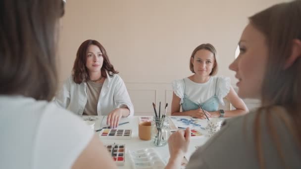 Sanat atölyesindeki dört güzel beyaz kadının ön görüntüsü. Genç bir öğretmen resim dersi veriyor. — Stok video