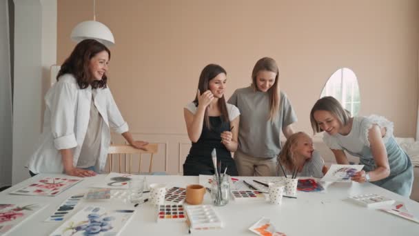 Feliz madre e hija disfrutando en la clase de dibujo. Familia creativa pasar tiempo en el estudio de arte. Dibujo de artista femenina en taller. — Vídeos de Stock