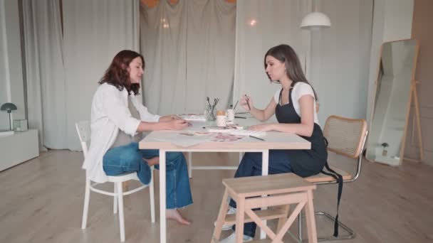 Portrait of smiling white Caucasian young pregnant woman at drawing class in studio, art. Pregnant woman at art therapy — Stock Video