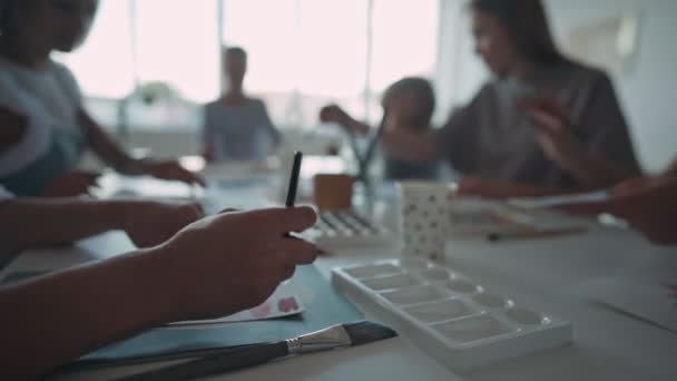 Lycklig mor och dotter njuter på ritlektionen. Kreativ familj spenderar tid i konststudio. Kvinnlig konstnär ritning i verkstad. — Stockvideo