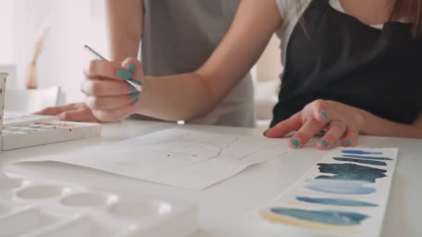 Vrouwelijke handtekening in album met aquarelverf en penseel. — Stockvideo