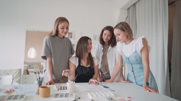 Négy gyönyörű kaukázusi nő a műhelyben. Egy fiatal tanár rajzolni tanít. — Stock videók