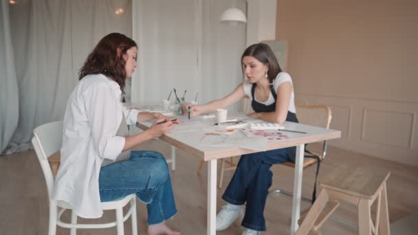 Retrato de una joven caucásica blanca sonriente embarazada en clase de dibujo en estudio, arte. Mujer embarazada en terapia de arte — Vídeos de Stock