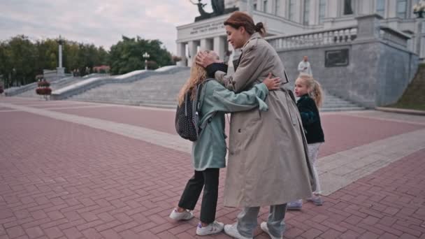 Máma doprovází své dcerky do školy. happy family kid dream school concept. školačka spěchá na hodinu do školy. dítě a maminka životní styl sbohem před školou — Stock video