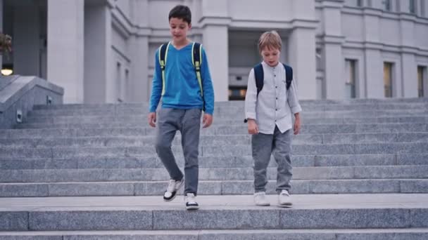 Lassú mozgás az iskolás gyerekek szállnak le a lépcsőn az iskolában 4k. — Stock videók