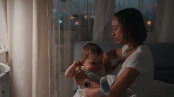 Matka drží dítě jemně uklidňující dítě uklidňující její novorozeně dítě maminka pečující o batole v noci — Stock video
