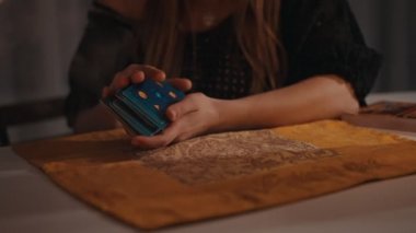 Falcı kadın elleri ve tarot kartları..