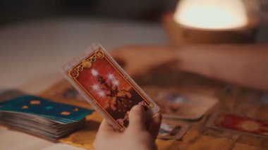 Falcı kadın elleri ve tarot kartları..