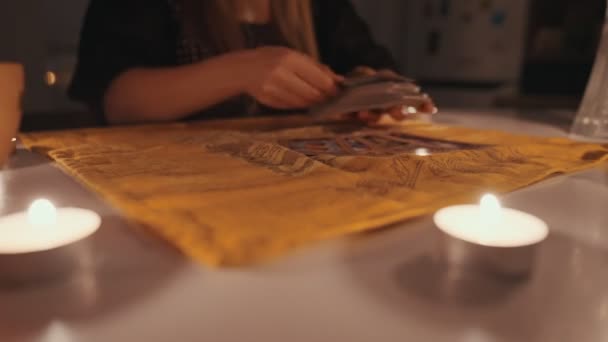 Fortune caissier mains féminines et cartes de tarot. — Video