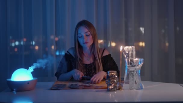 Gypsy spåkvinna blandar ockulta tarotkort. Magiska hedniska öde läsning ritual. — Stockvideo