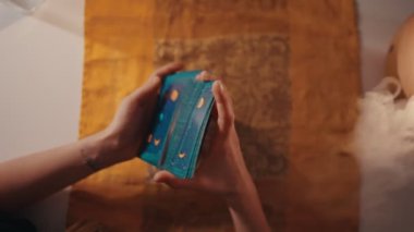 Falcı kadın elleri ve tarot kartları..