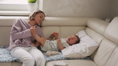 Annesi hasta çocuğunu arka plan, sıcaklığı ölçme. Yüksek ateşle evde kanepe yalan hasta çocuk.