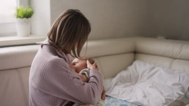 Annesi hasta çocuğunu arka plan, sıcaklığı ölçme. Yüksek ateşle evde kanepe yalan hasta çocuk.