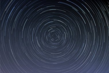 Gece gökyüzünde yıldız izleri, uzun pozlama tarzı gerçekçi dairesel yıldız deseni, Dünya 'nın dönüş vektörü çiziminden dolayı yıldız hareketi.