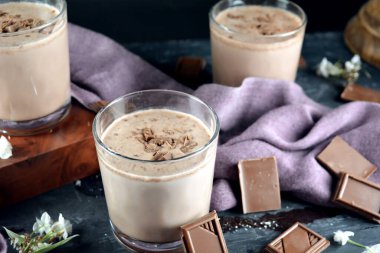 Arka planda Vegan Çikolatalı Smoothie 'ler var.