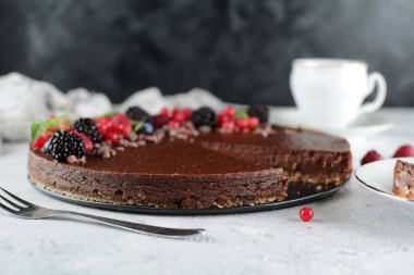 Çiğ, şekersiz vejetaryen peynirli kek ceviz kabuğu, çiğ kakao ve kaju dolgulu.