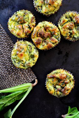 Keto Protein Kekleri, ıspanaklı, yumurtalı, badem unlu ve peynirli