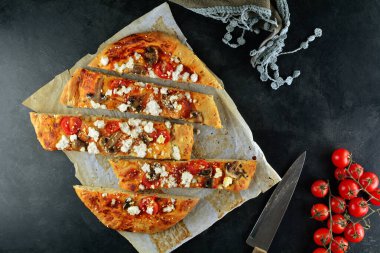 Arka planda Pita Ekmek Pizzası, kapat