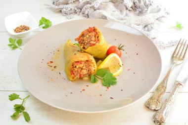 Arkaplanda geleneksel Türk Doldurulmuş Biberleri, yakın plan