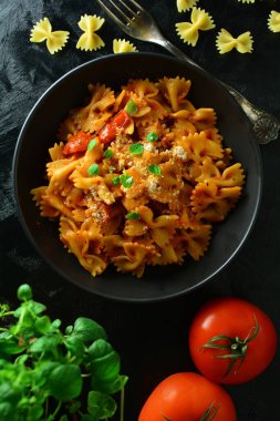 Ev yapımı Domates Farfalle arka planda, yakın plan.