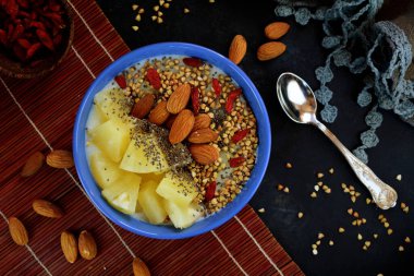 Arka planda Acai kahvaltı kasesi, kapat.