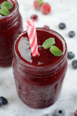 Vegan Karışık Meyve Smoothie ile Taze Nane Şekeri