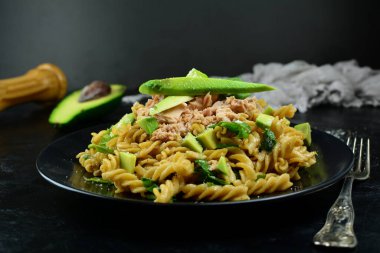 Arka planda Tuna ve Avokado ile Fusilli Makarna, kapat