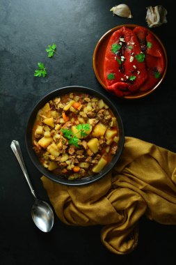 Arka planda ev yapımı et güveci, kapat