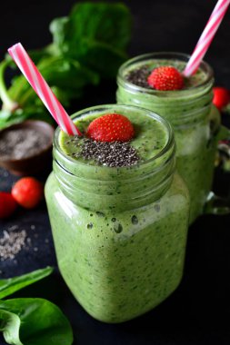 Chia Seeds 'li ıspanak ve çilekli içecek.